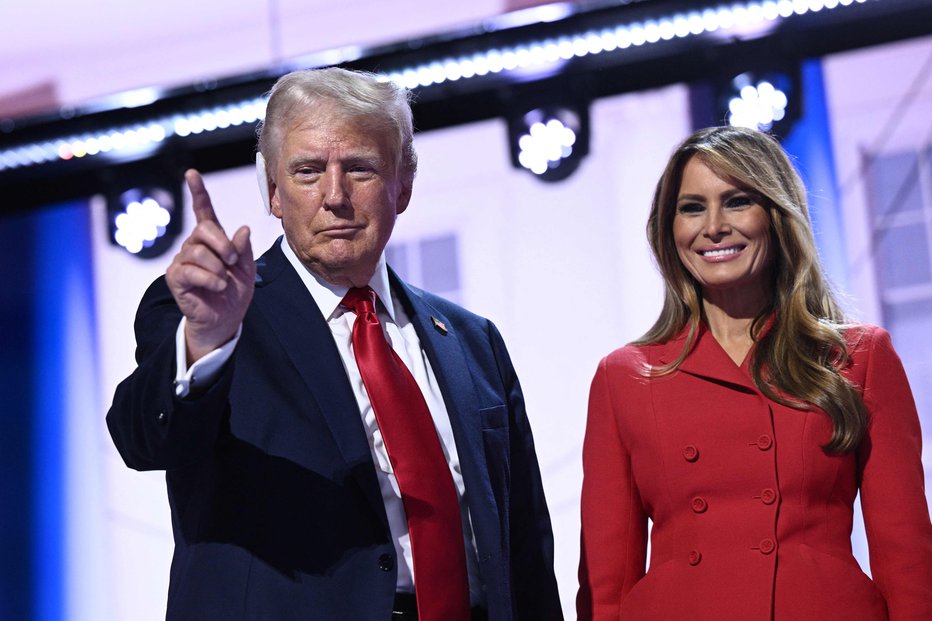 Fotografija: Melania po dolgem času znova ob svojem možu. FOTO: Brendan Smialowski Afp