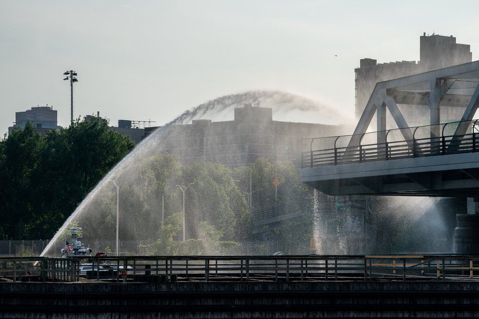 Fotografija: V New Yorku se je zaradi vročine raztegnila kovinska konstrukcija mostu. FOTO: David Dee Delgado/Reuters