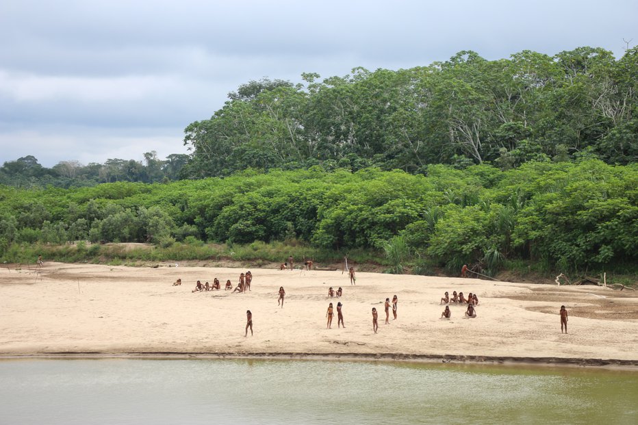 Fotografija: Staroselci so se pokazali na obali. FOTO: Survival International Via Reuters