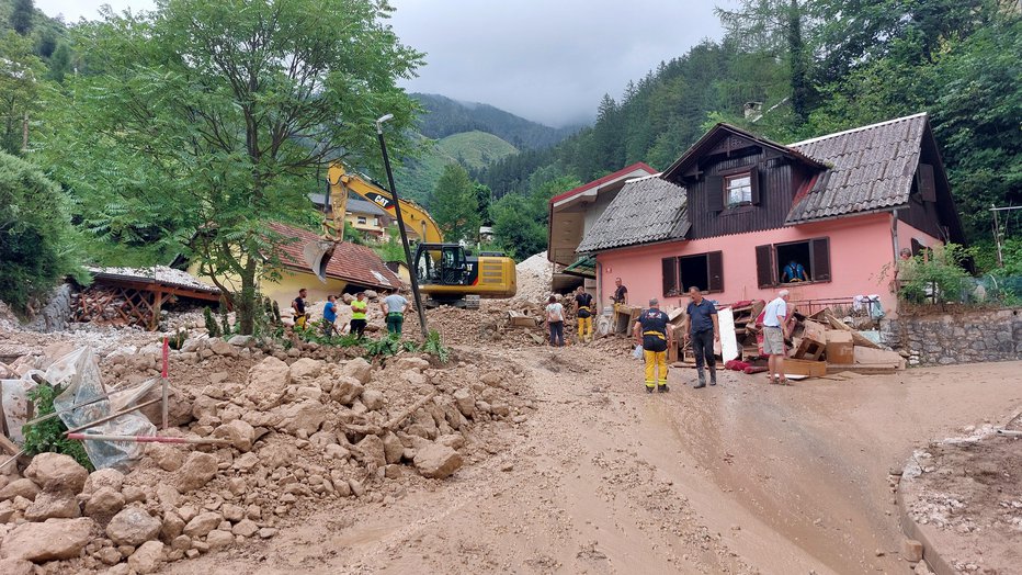 Fotografija: Plaz in hudournik zasula hišo v Kokri. FOTO: Blaž Samec