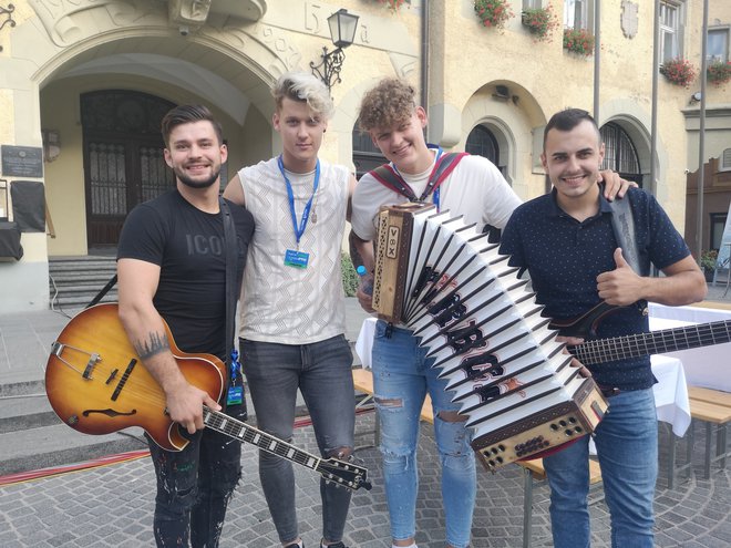 Takole se na mehu harmonike, ko ga raztegne Gašper, izpiše ime skupine Firbci. FOTO: Mojca Marot 