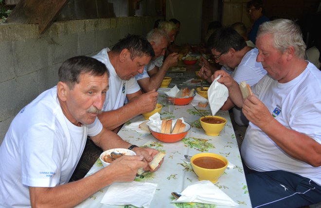 Vsako leto je na meniju srnin golaž, ki se ga po opravljenem delu najedo tudi kosci.