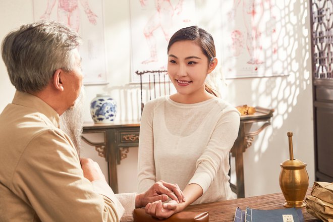 Z različno stopnjo pritiska na treh različnih mestih lahko terapevt zazna patološke spremembe v vseh organih in sistemih. FOTO: Chinaview/Getty Images