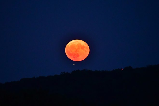 Luna, ki jo je ujel naš bralec. FOTO: Egon Cokan