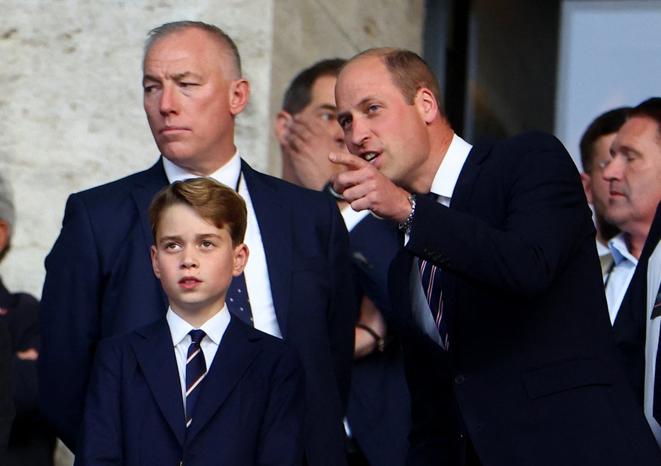 Fotografija: Princ George z očetom na finalni tekmi letošnjega evropskega nogometnega prvenstva. FOTO: Lisi Niesner/Reuters