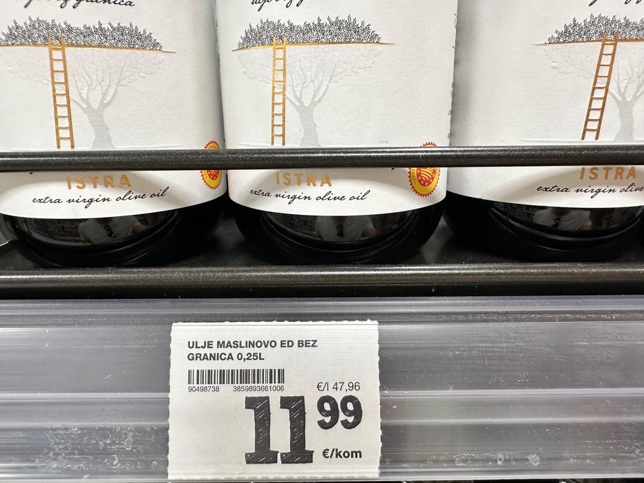 Fotografija: Bralec je bil šokiran nad cenami v enem od hrvaških supermarketov – 0,25 litra oljčnega olja stane 12 evrov. FOTO: Bralec Darko