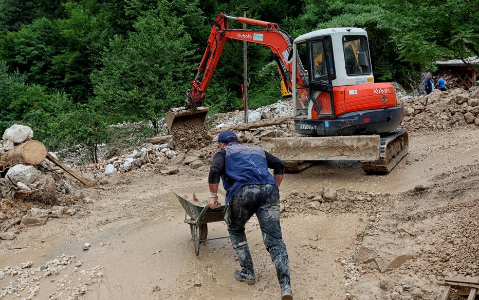 Fotografija: Plaz je v eni noči zasul 4 hiše v kraju Kokra na Gorenjskem FOTO: Blaž Samec