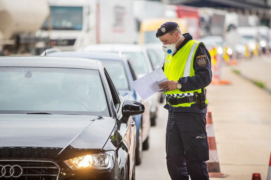 Fotografija: Namesto na policijski postaji so ga v petek zaznali na mejnem prehodu, ko je hotel nazaj v Slovenijo. FOTO: Gerd Pachauer/notranje ministrstvo