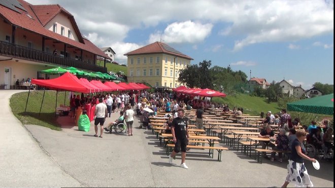 Prvi obiskovalci zaradi vročine najprej na pijačo FOTO: Roman Turnšek