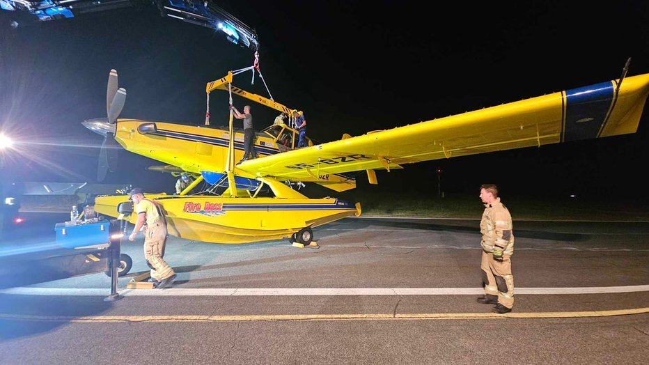 Fotografija: Air tractor ob pristanku na plovcih ni utrpel hujših poškodb. FOTO: Uprava za zaščito in reševanje