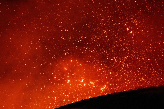 V zadnjih dneh je vulkan okrepil svojo aktivnost. FOTO: Etna Walk/Giuseppe Di Stefano Reuters