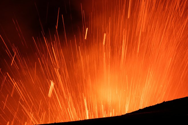 V zadnjih dneh je vulkan okrepil svojo aktivnost. FOTO: Etna Walk/Giuseppe Di Stefano Reuters