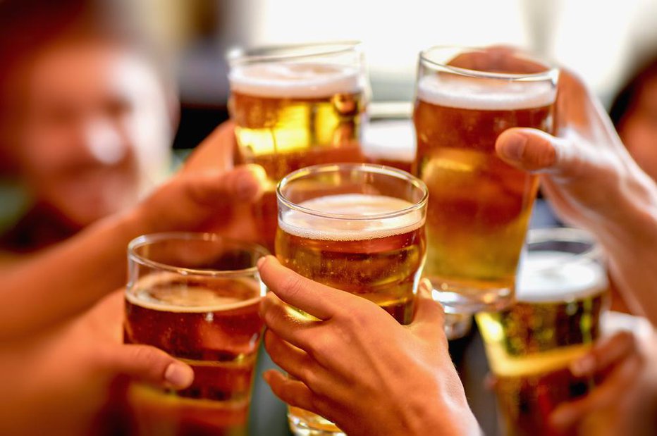 Fotografija: Negativnih presnovnih učinkov alkohola je še več in se neprijetno vpletajo v tvorbo moških spolnih hormonov. FOTO: Arhiv Slovenske novice/Shutterstock 