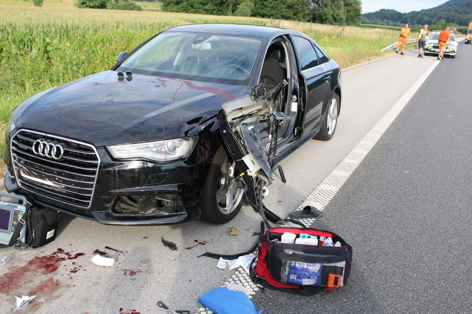 Fotografija: Voznik audija je bil hudo poškodovan. FOTO: PGE Krško