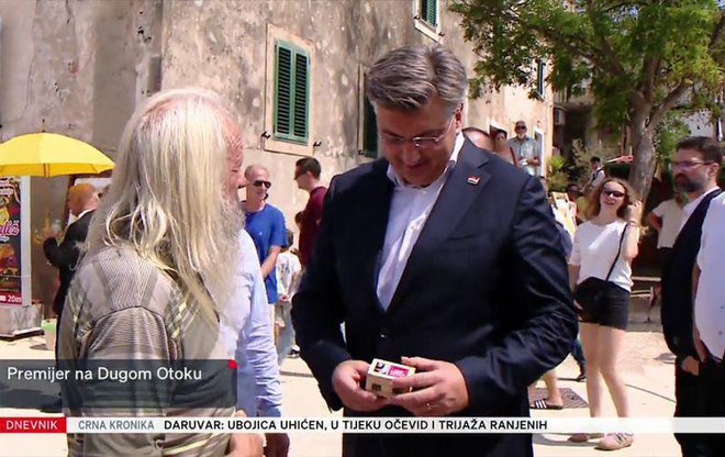 Domačin mu je podaril škatlico z oslovskimi iztrebki. FOTO: zajem zaslona