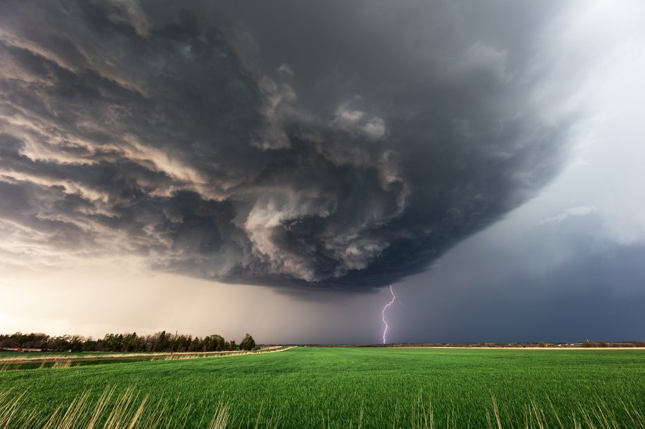 Fotografija: Supercelična nevihta nad poljem – simbolična fotografija. FOTO: Mdesigner125/Getty Images