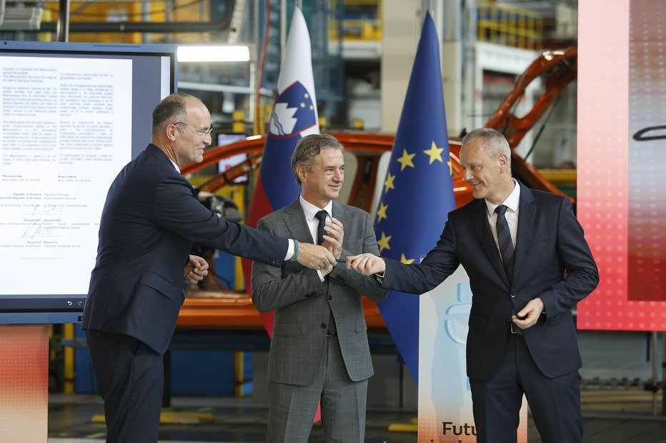 Fotografija: Memorandum o soglasju so podpisali premier Robert Golob (v sredini), podpredsednik za industrijsko področje znamke Renault Herbert Steiner (levo) in predsednik uprave Revoza Jože Bele. FOTO: Jože Suhadolnik