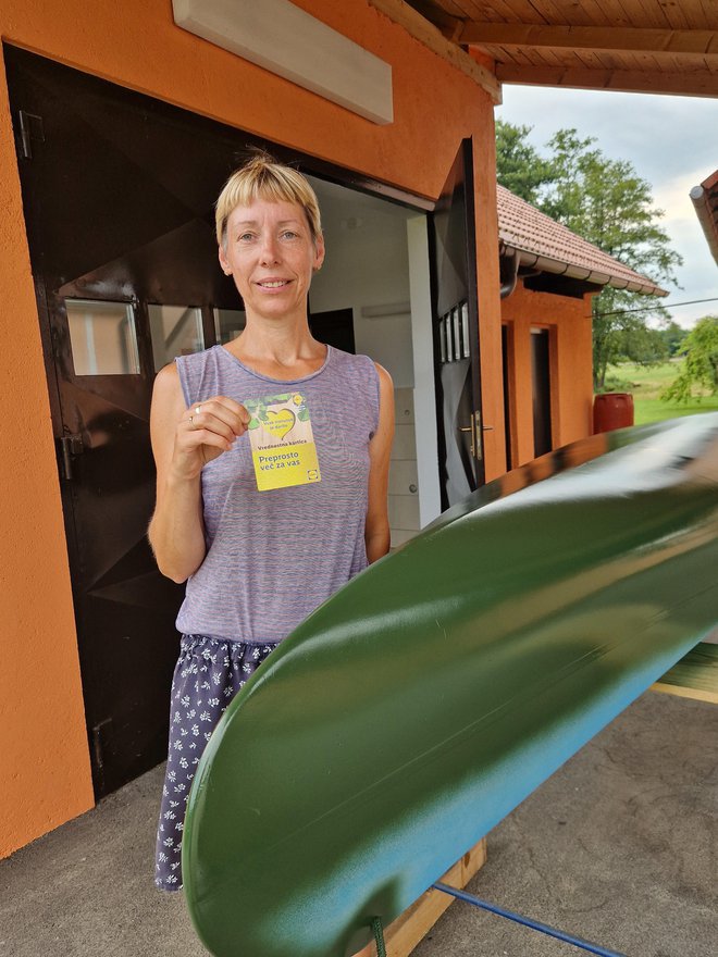 Presenetili smo jo, ko je s partnerjem obnavljala čoln. FOTOGRAFIJE: Tanja Jakše Gazvoda