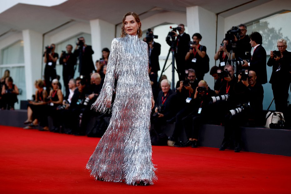 Fotografija: Strokovni žiriji predseduje francoska igralka Isabelle Huppert. FOTO: Guglielmo Mangiapane/Reuters