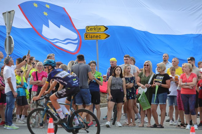 V Rumenorozamendi so razvili tudi zastavo velikanko.