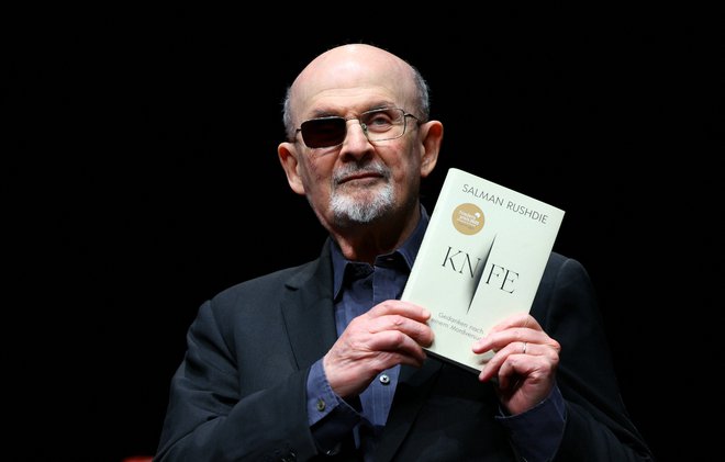 Salman Rushdie je o napadu napisal knjigo Nož. FOTO: Fabrizio Bensch/Reuters