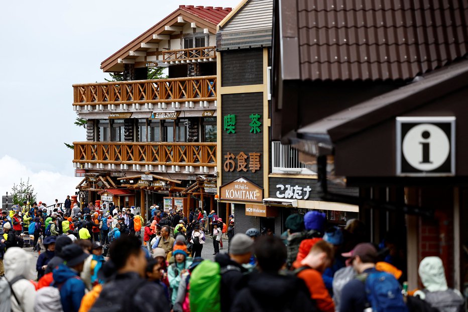 Fotografija: Gneča na gori Fudži, ko se je 1. julija začela pohodniška sezona. FOTO: Issei Kato/Reuters