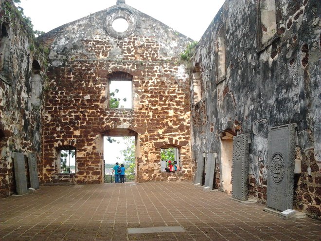 Na Portugalce spominjajo ostanki utrdbe in cerkve. FOTO: Igor Fabjan