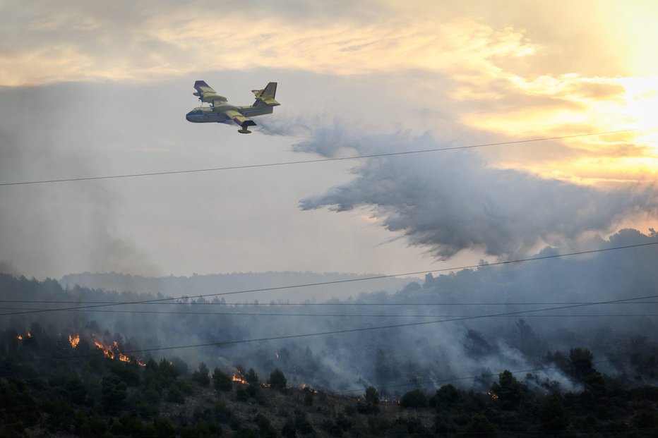 Fotografija: Neuradno naj bi bil vzrok požara električni kabel, ki se je pretrgal in zažgal okolje. FOTO: Niksa Stipanicev, Cropix 