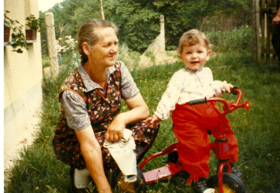 Fotografija: Voditeljica Suzana Kozel ni obiskovala vrtca, ampak jo je čuvala babica Julijana Božičko. »Živela je v bližini gozda, v katerem smo eno popoldne s sestričnami in bratranci našli malo srnico. Najprej smo jo pustili pri miru, nato pa čez nekaj ur preverili, ali je mama prišla ponjo. Revica je bila še vedno tam. Odnesli smo jo domov in jo z babico hranili po steklenički, dokler ni zrasla, nato pa je odskakljala nazaj v gozd. To so bile čudovite počitnice,« se spominja.