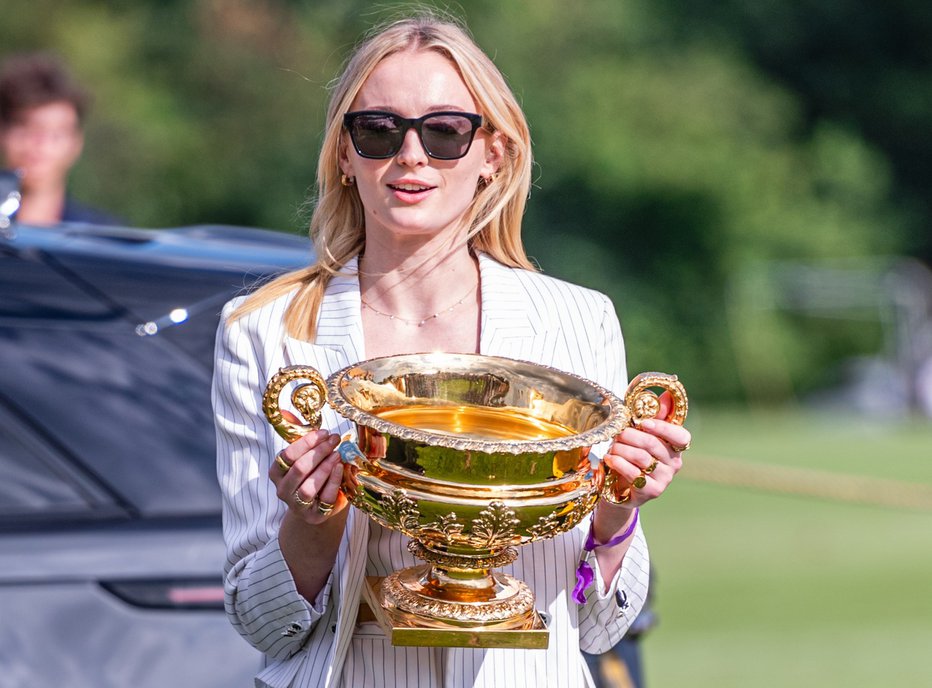 Fotografija: Na tekmi Cowdray Park Gold Cup je podelila pokale.