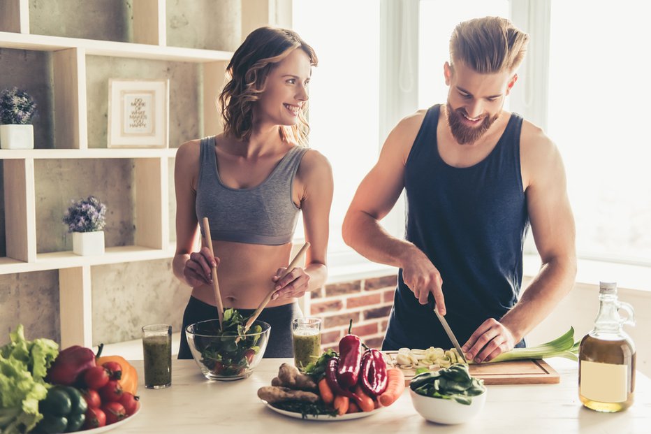 Fotografija: Temeljna prehrana obeh tekačev je običajna prehrana, ki mora biti individualno prilagojena prehranskim in presnovnim potrebam. FOTO: Arhiv Polet/Shutterstock