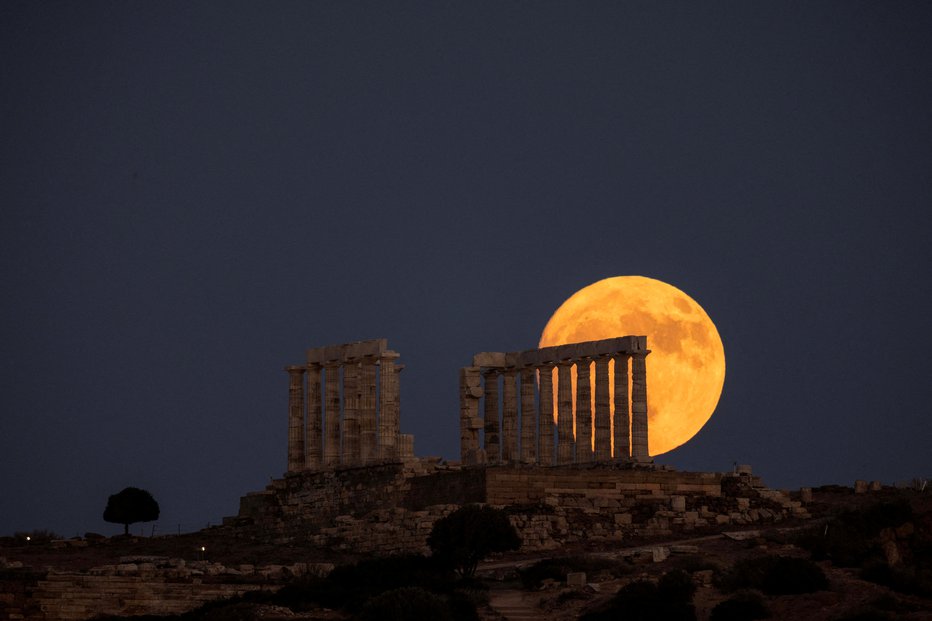 Fotografija: Grčija je vsepovsod okrog nas, samo poiskati jo moramo. FOTO: Stelios Misinas/Reuters