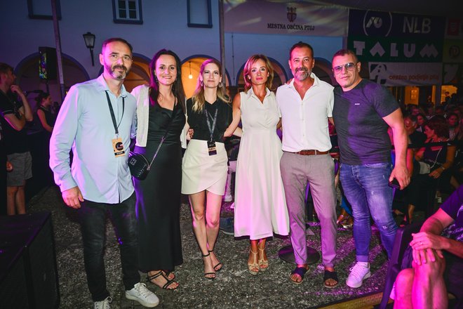 Mladen Delin, direktor Festivala Arsana, z ženo Ano in sponzorji iz hiš Žiger FOTO: MP Produkcija/pigac.si