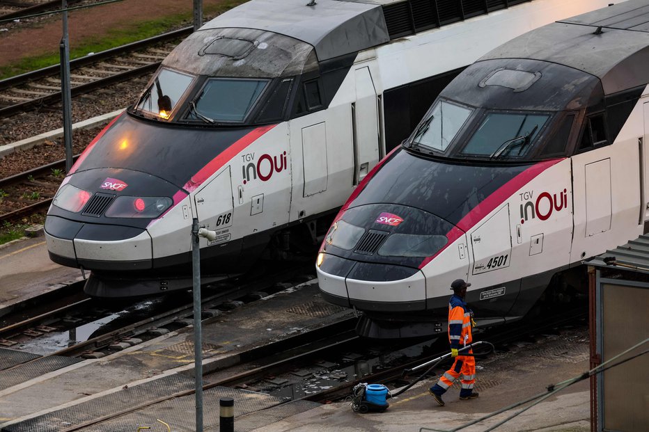 Fotografija: Promet na več progah je prekinjen. FOTO: Ian Langsdon Afp