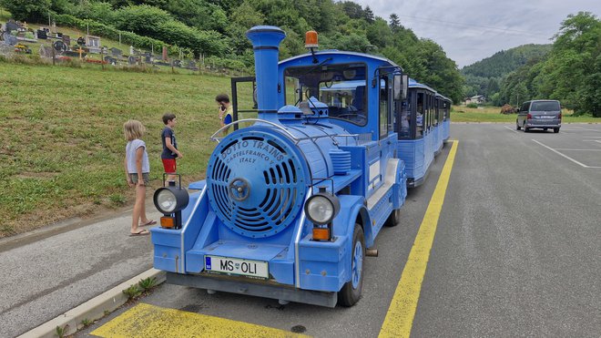 Avanturo si lahko podaljšate še s turističnim vlakom. FOTO: Mitja Felc