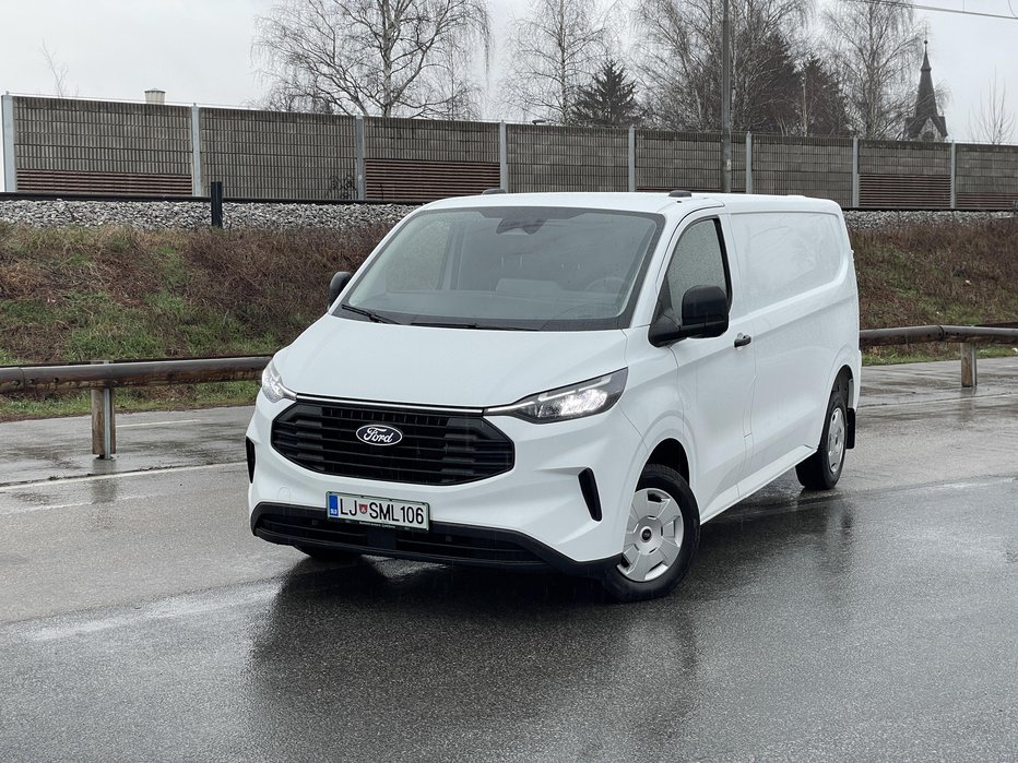 Fotografija: Ford transit custom z DDV stane od 38.510 evrov; testna različica je bila zaradi več opreme in močnejšega motorja za pol tisočaka dražja. FOTO: Blaž Kondža