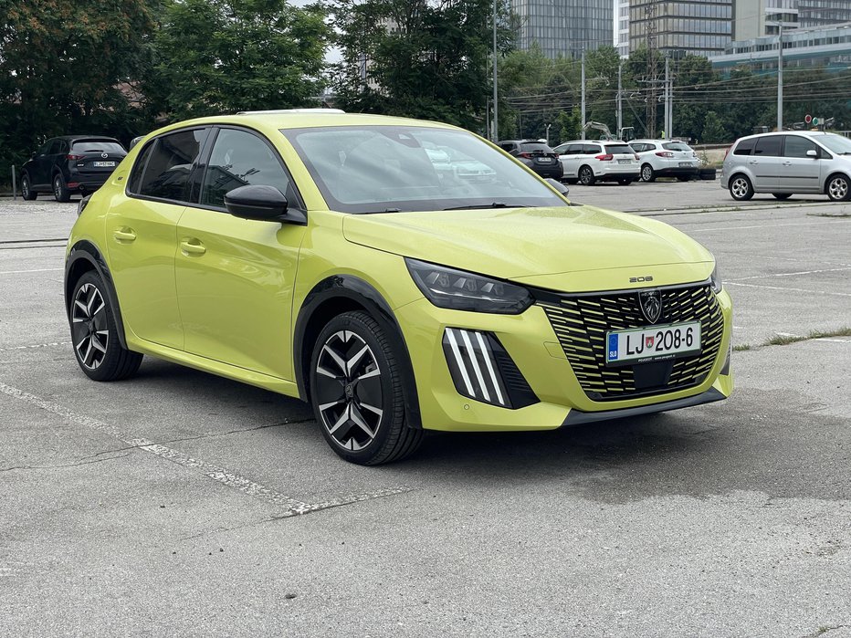 Fotografija: Hibridna izvedenka prenovljenega peugeota 208 z opremo GT stane dobrih 25 tisočakov, vstopna bencinska pa dobrih 9000 evrov manj. FOTO: Blaž Kondža