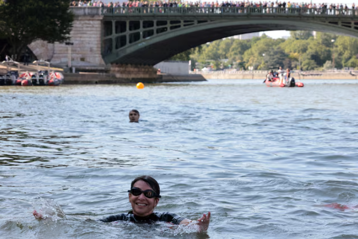 Fotografija: Pariška županja Anne Hidalgo je izpolnila svojo obljubo in v reko skočila v sredo, da bi tako dokazala, da je voda dovolj čista in da ni več nobenih pomislekov glede izvedbe nekaterih olimpijskih plavalnih tekem na Seni. FOTO: Joel Saget/pool Via Reuters/file Photo