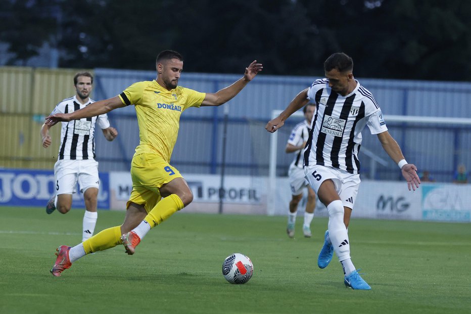 Fotografija: Domžalčan Dario Kolobarić (levo) ni bil kos soboškemu branilcu in strelcu prvega gola Leardu Sadriuju. FOTO: Leon Vidic