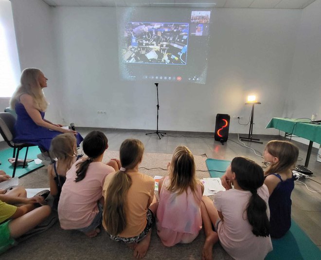 Otrokom iz Leš je predstavila življenje na vesoljski postaji. FOTO: Peter Miklič