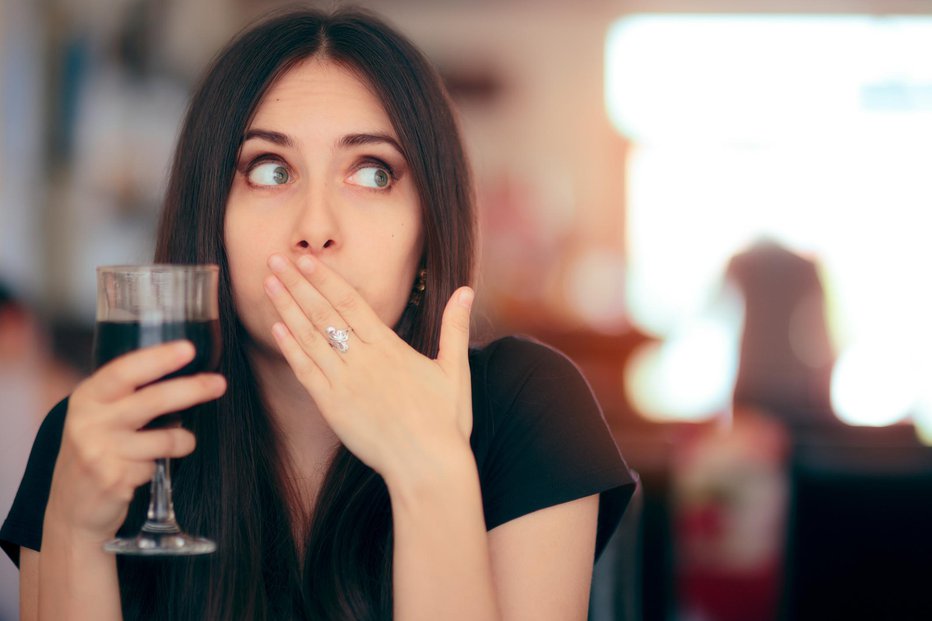 Fotografija: Kriva je lahko alkoholna ali pa gazirana pijača. FOTO: Nicoletaionescu/Getty Images