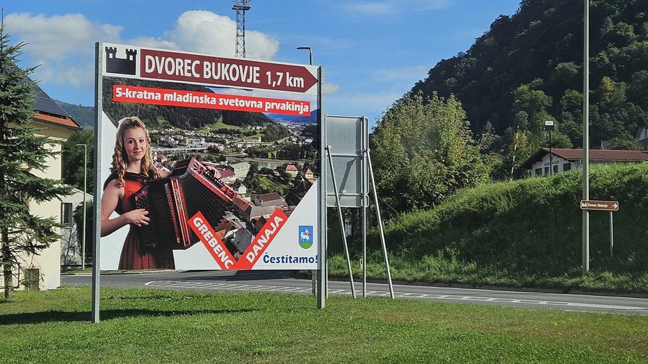 Fotografija: Takole je občina Dravograd lani na jumbo plakatu ovekovečila uspeh petkratne mladinske svetovne prvakinje. FOTOGRAFIJE: Osebni arhiv