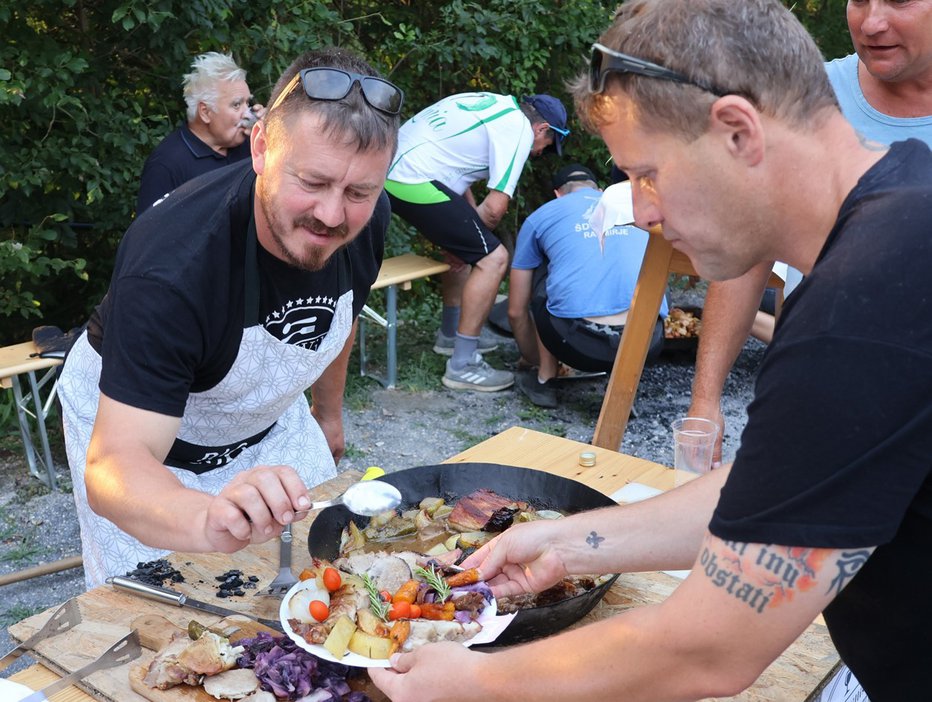 Fotografija: Lovro Podlesnik in Boštjan Zamernik med pripravo FOTO: Franjo Atelšek