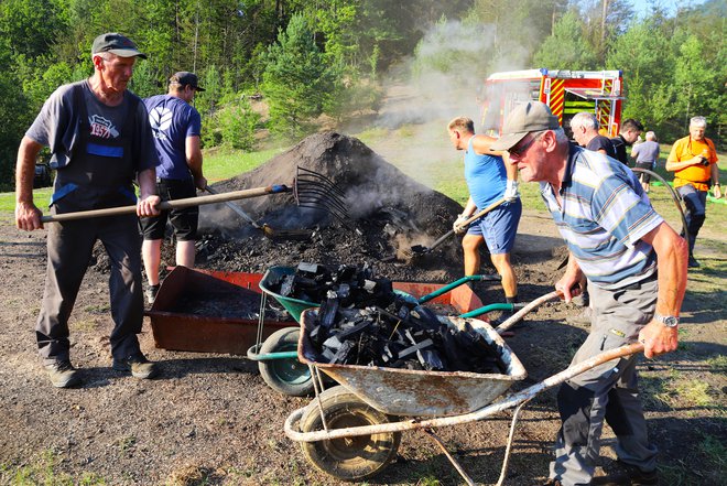 Več kot 100 samokolnic še vročega oglja je zvozil Miloš Atelšek. FOTO: Jože Miklavc