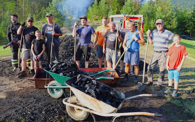 Vroče oglje je zahtevalo ohladitev in počitek. FOTO: Jože Miklavc