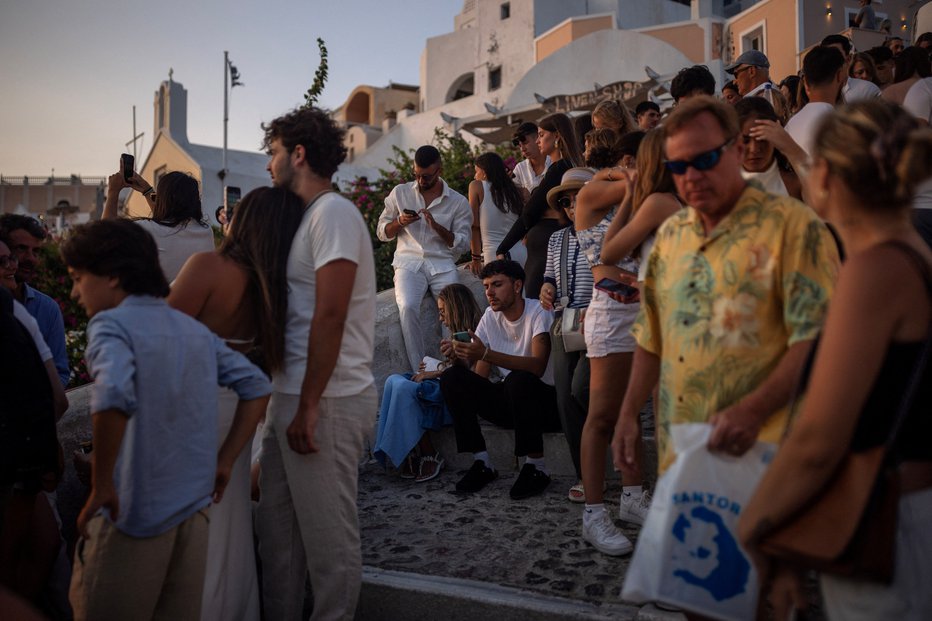 Fotografija: Turisti so spremenili ta lepi grški otok. FOTO: Alkis Konstantinidis/Reuters