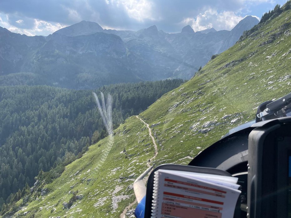 Fotografija: V letošnji poletni sezoni je policijski helikopter največkrat poletel na območje Julijskih Alp. FOTO: policija