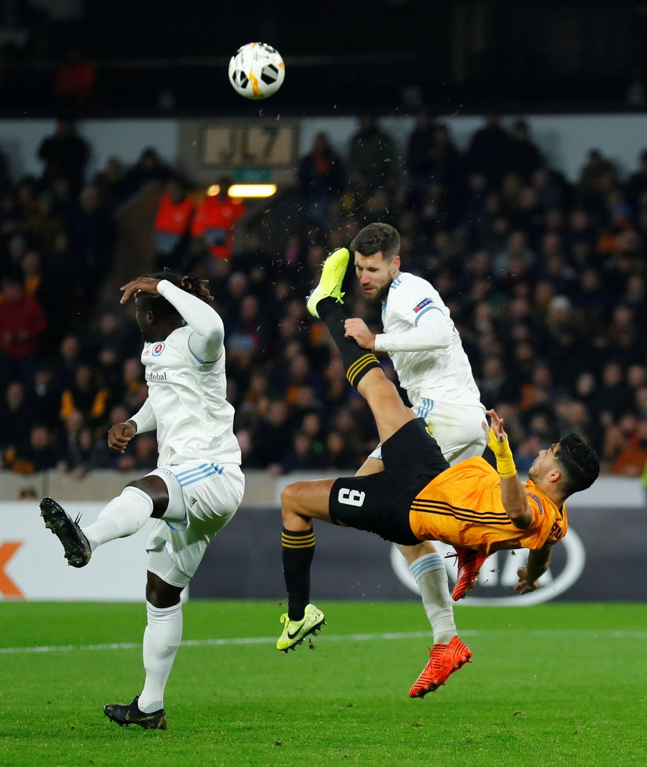 Fotografija: Kenan Bajrić gre za Slovan tudi z glavo na čevelj. FOTO: Eddie Keogh/Reuters