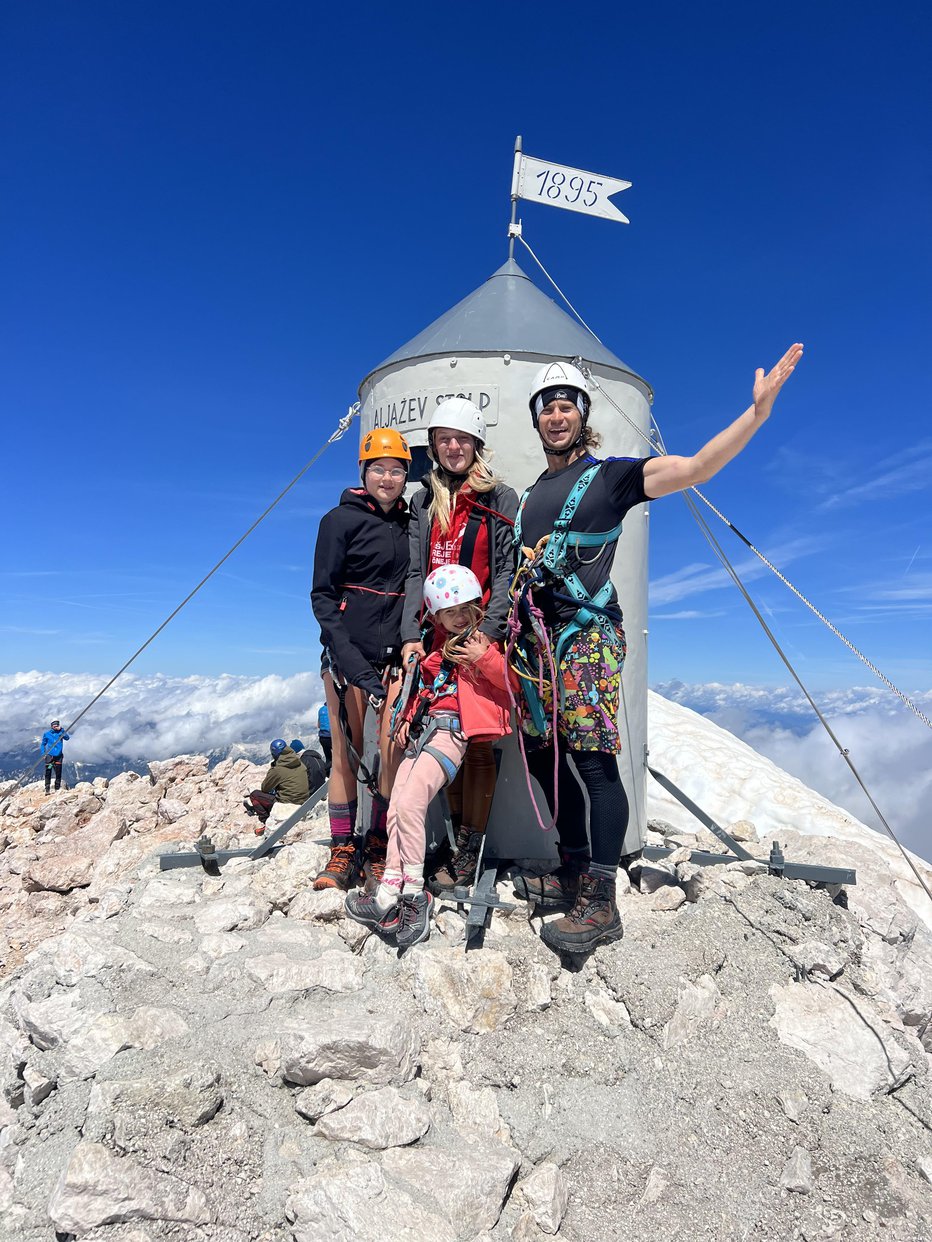 Fotografija: Tina in Matjaž ljubezen do gora pri otrocih gojita že od mladih nog. FOTO: osebni arhiv