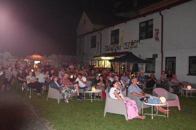 Preživeli so še en prijeten večer pred mladinskim centrom. FOTO: Oste Bakal